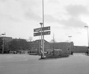855537 Afbeelding van ANWB-richtingborden op het Westplein te Utrecht, met op de achtergrond de Hojelkazerne (Croeselaan 39).